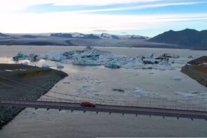 jökulsárlón glacier lagoon with floating icebergs
