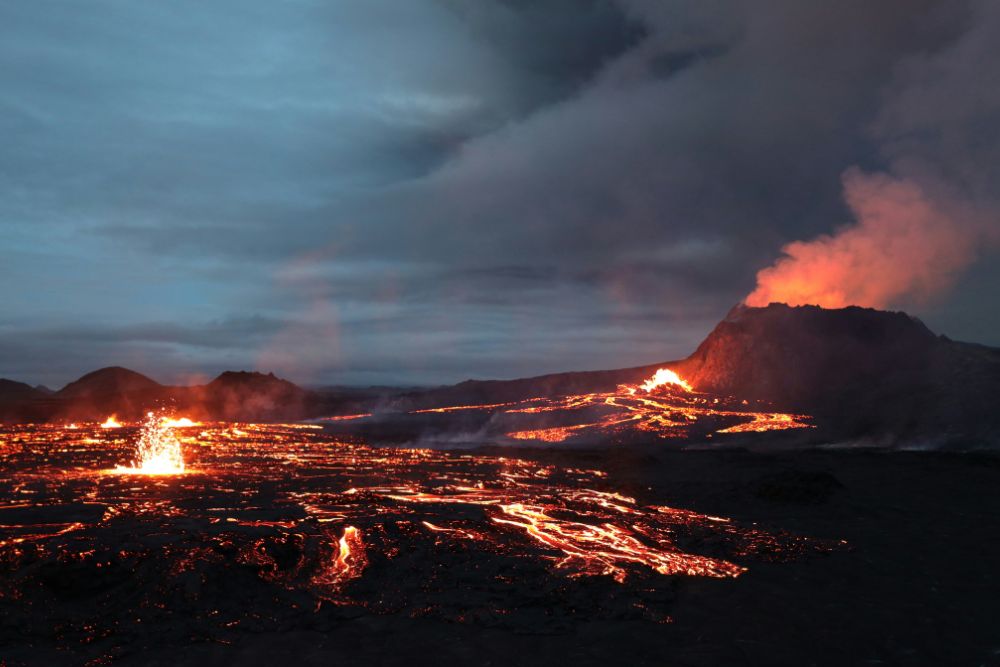 reykjanes eruption 2023 2024 lava fissure night orange glow