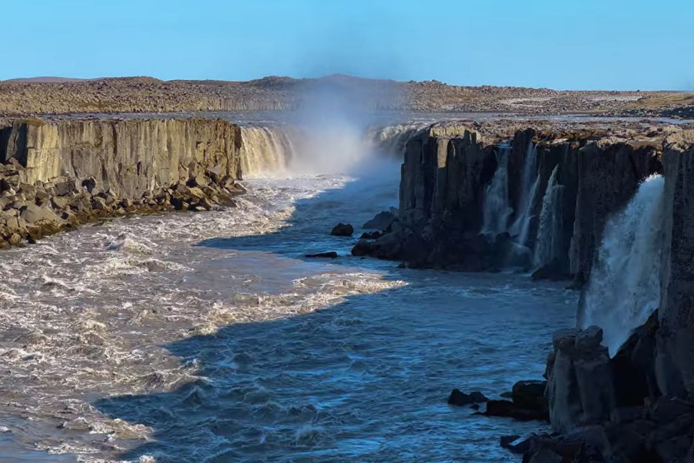Dettifoss: the waterfall that moves Selfoss: Dettifoss