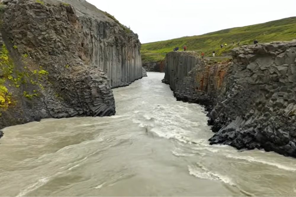 Dettifoss: the waterfall that moves stuðlagil le canyon aux colonnes de basalte