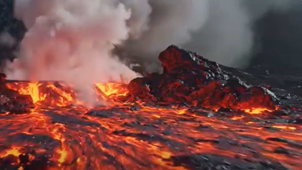 reykjanes fissure eruption lava flow iceland
