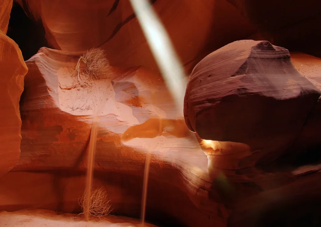 Vertical light beam shining into Upper Antelope Canyon at midday